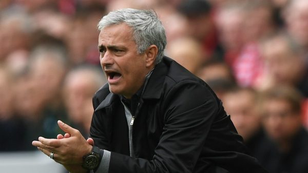 HLV Mourinho phủ nhận việc không được các cầu thủ ủng hộ