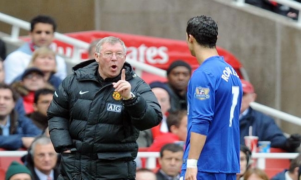 Mourinho dựa vào Sir Alex để minh oan